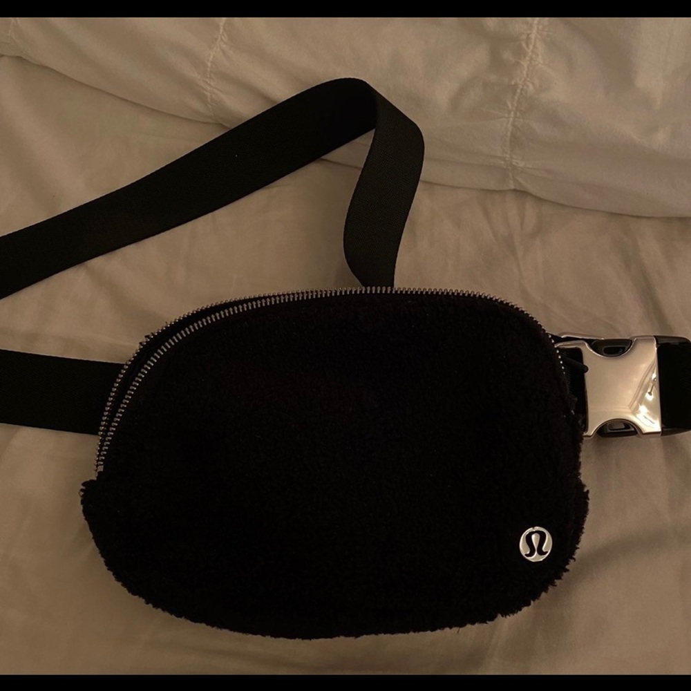 Lululemon black fleece everywhere bag belt
